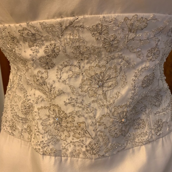 Wedding gown, never worn - Picture 4 of 4